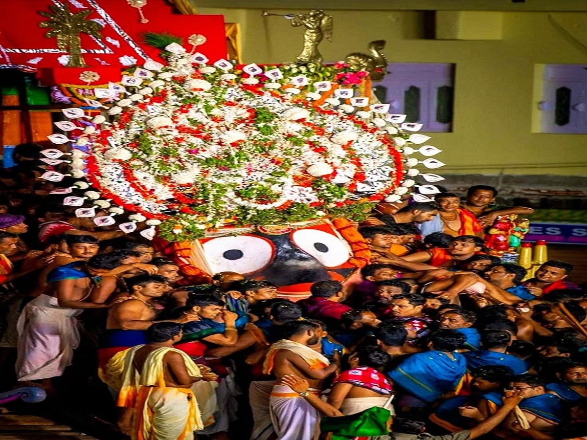 Adani  Seek Blessing: अडानी ने पूरे परिवार संग जोड़े जगन्नाथ भगवान के आगे हाथ और लिया आशीर्वाद - Photo Gallery