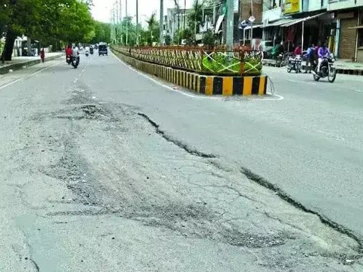 Why do roads crack in rains:क्यूं होते हैं  मानसून के समय भारतीय सड़कों पर गड्ढे - Photo Gallery