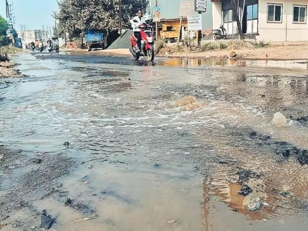Why do roads crack in rains:क्यूं होते हैं  मानसून के समय भारतीय सड़कों पर गड्ढे - Photo Gallery