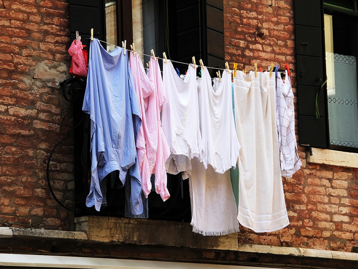 Monsoon Laundry Solutions: बरसात में कपड़े सुखाना अब नहीं होगा टेंशन,अपनाएं ये आसान उपाय - Photo Gallery