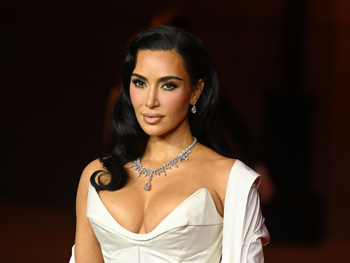 किम कार्दशियन स्लीज़ी सेक्सी हॉट तस्वीरें किम कार्दशियन इन अविस्मरणीय हॉट और सेक्सी तस्वीरों में अपने प्रसिद्ध कर्व्स दिखाती हैं। - Photo Gallery