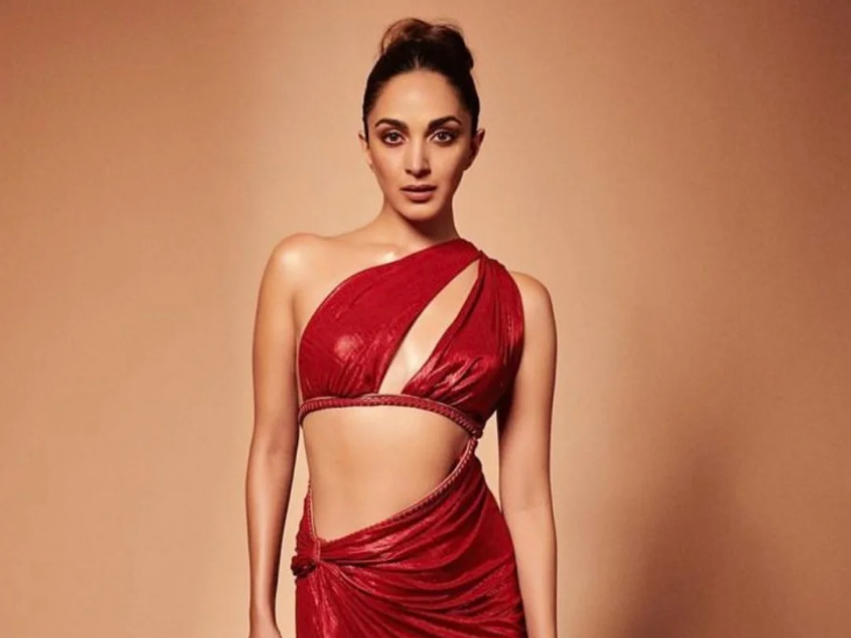 कियारा आडवाणी की हॉट, सिज़लिंग और बोल्ड तस्वीरें — इन एलीगेंट और सेक्सी लुक्स में वह खूबसूरती की जीती-जागती मिसाल लग रही हैं। उनकी हर तस्वीर में ग्लैमर, ग्रेस और अट्रैक्शन का परफेक्ट कॉम्बिनेशन देखने - Photo Gallery