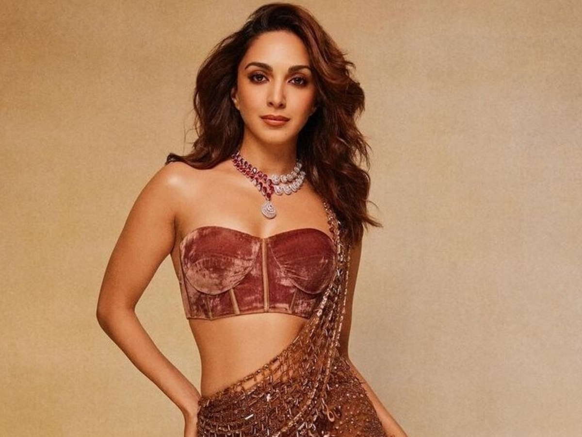 कियारा आडवाणी की हॉट, सिज़लिंग और बोल्ड तस्वीरें — इन एलीगेंट और सेक्सी लुक्स में वह खूबसूरती की जीती-जागती मिसाल लग रही हैं। उनकी हर तस्वीर में ग्लैमर, ग्रेस और अट्रैक्शन का परफेक्ट कॉम्बिनेशन देखने - Photo Gallery