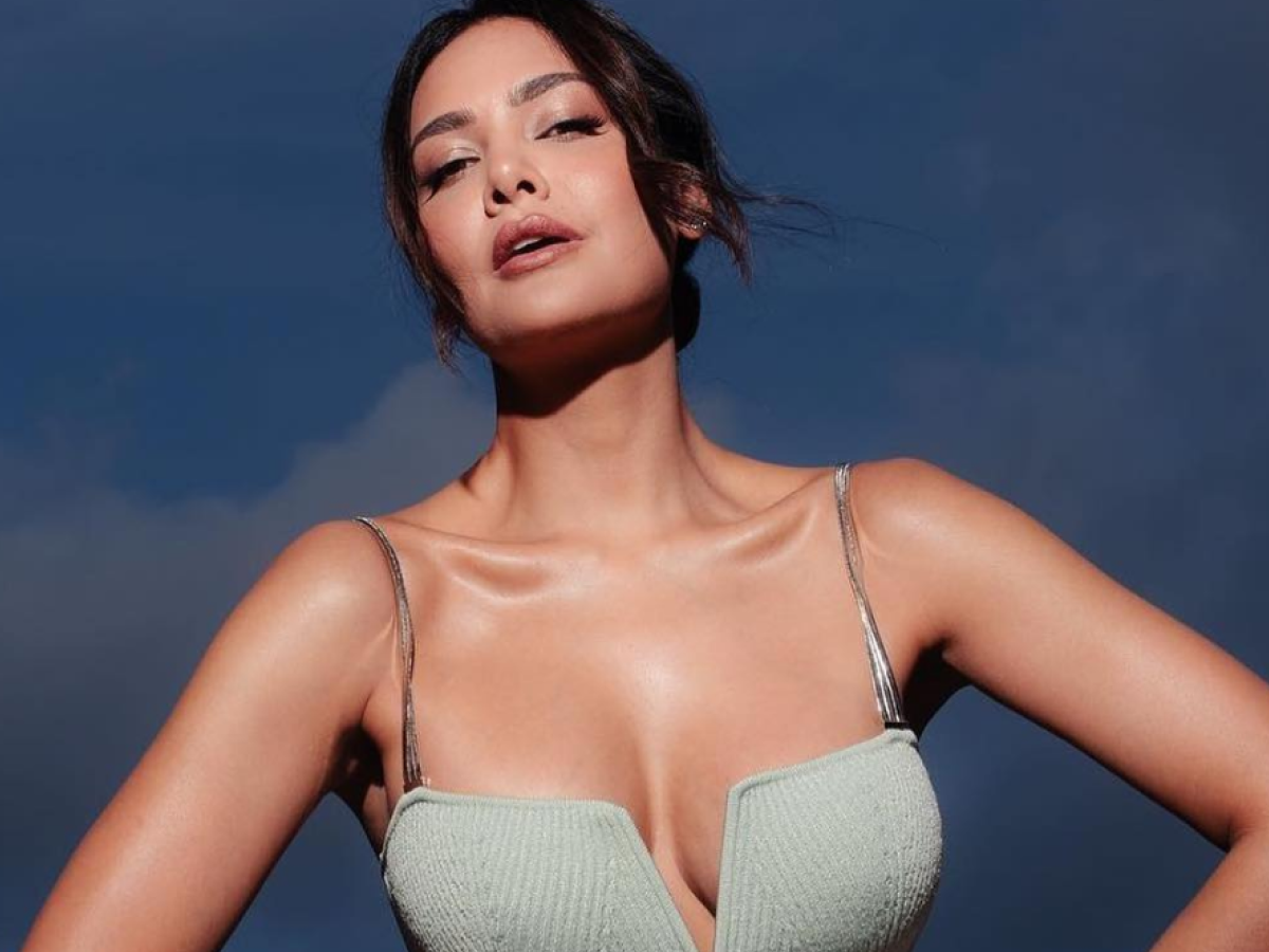 ईशा गुप्ता की सेक्सी हॉट तस्वीरें ईशा गुप्ता बोल्ड हो जाती हैं और इन हॉट और सेक्सी तस्वीरों के साथ इंटरनेट तोड़ देती हैं। - Photo Gallery