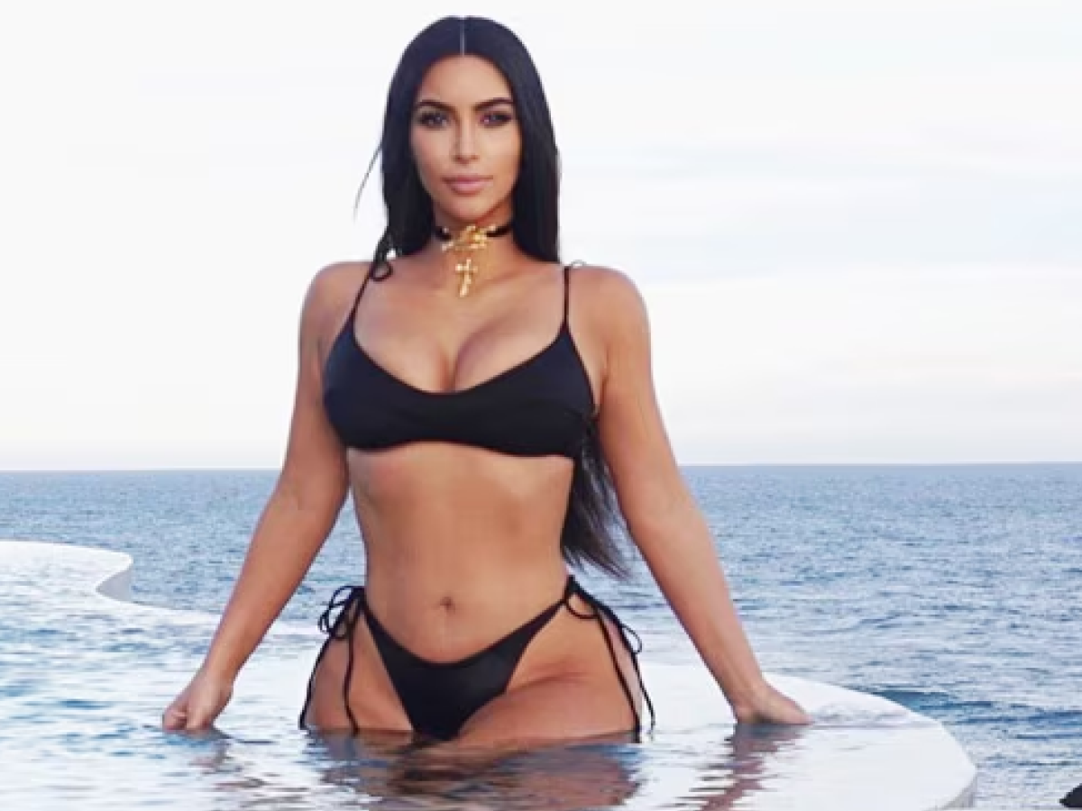 किम कार्दशियन स्लीज़ी सेक्सी हॉट तस्वीरें किम कार्दशियन इन अविस्मरणीय हॉट और सेक्सी तस्वीरों में अपने प्रसिद्ध कर्व्स दिखाती हैं। - Photo Gallery