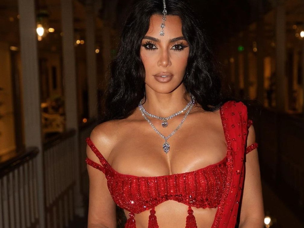 किम कार्दशियन स्लीज़ी सेक्सी हॉट तस्वीरें किम कार्दशियन इन अविस्मरणीय हॉट और सेक्सी तस्वीरों में अपने प्रसिद्ध कर्व्स दिखाती हैं। - Photo Gallery