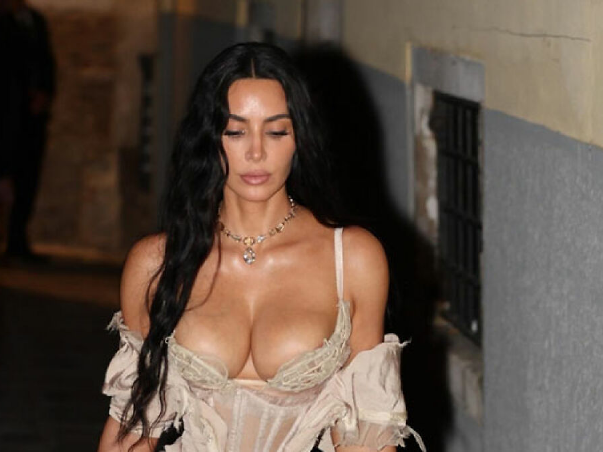 किम कार्दशियन स्लीज़ी सेक्सी हॉट तस्वीरें किम कार्दशियन इन अविस्मरणीय हॉट और सेक्सी तस्वीरों में अपने प्रसिद्ध कर्व्स दिखाती हैं। - Photo Gallery