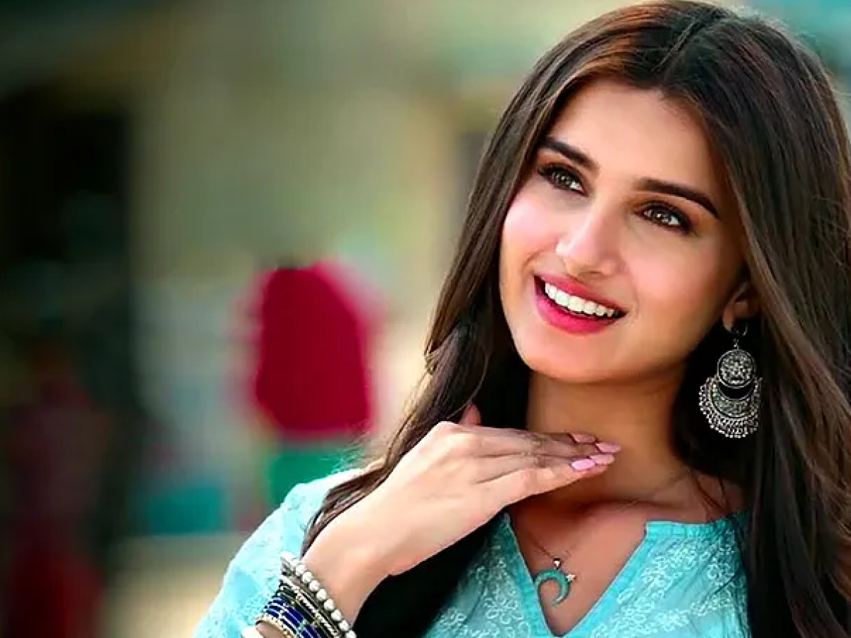 तारा सुतारिया की हॉट, सेक्सी और सिज़लिंग तस्वीरें — इन खूबसूरत लुक्स में वह किसी राजकुमारी से कम नहीं लग रही हैं। हर तस्वीर में उनका ग्लैमरस अंदाज़ और दिलकश अदाएं फैन्स का दिल जीत रही हैं। - Photo Gallery