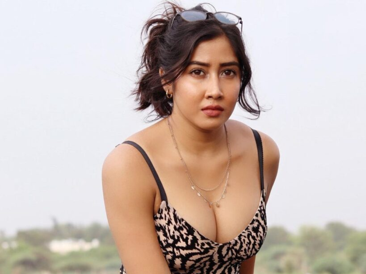 सोफिया अंसारी का हॉट और सेक्सी फोटोशूट – अपनी बोल्ड अदाओं से उन्होंने तापमान बढ़ा दिया है। इन तस्वीरों में उनका ग्लैमरस और सिज़लिंग लुक हर किसी का ध्यान खींच रहा है। तस्वीरें यहां देखें। - Photo Gallery