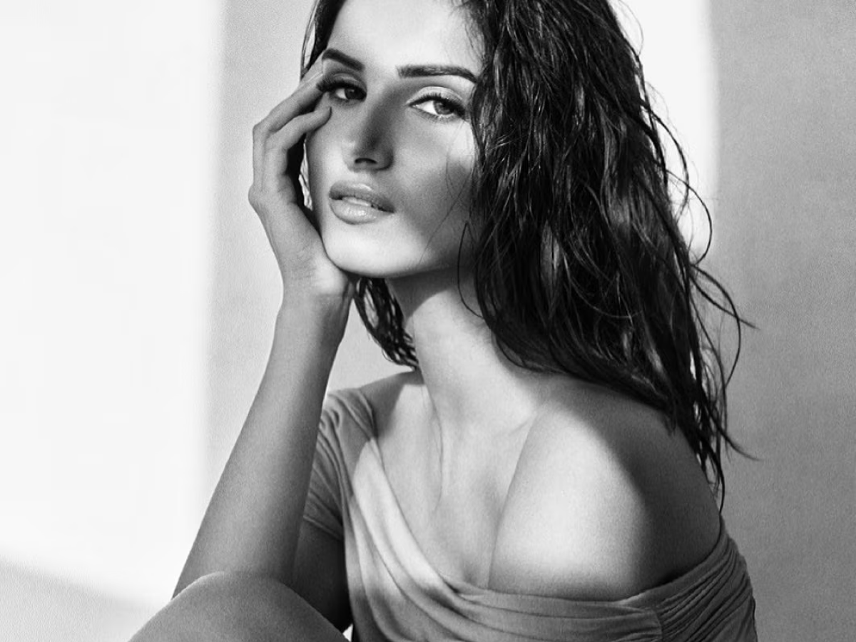 तारा सुतारिया की हॉट, सेक्सी और सिज़लिंग तस्वीरें — इन खूबसूरत लुक्स में वह किसी राजकुमारी से कम नहीं लग रही हैं। हर तस्वीर में उनका ग्लैमरस अंदाज़ और दिलकश अदाएं फैन्स का दिल जीत रही हैं। - Photo Gallery