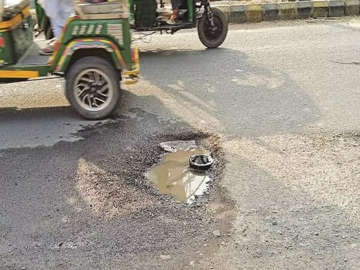 Why do roads crack in rains:क्यूं होते हैं  मानसून के समय भारतीय सड़कों पर गड्ढे - Photo Gallery