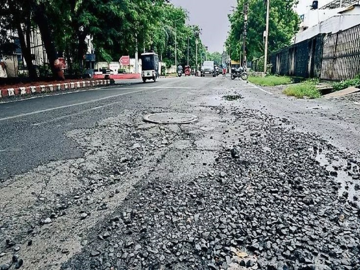 Why do roads crack in rains:क्यूं होते हैं  मानसून के समय भारतीय सड़कों पर गड्ढे - Photo Gallery