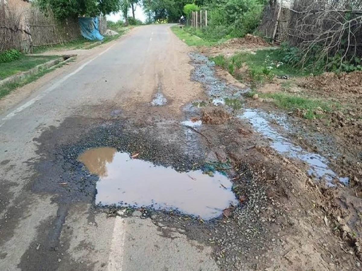 Why do roads crack in rains:क्यूं होते हैं  मानसून के समय भारतीय सड़कों पर गड्ढे - Photo Gallery