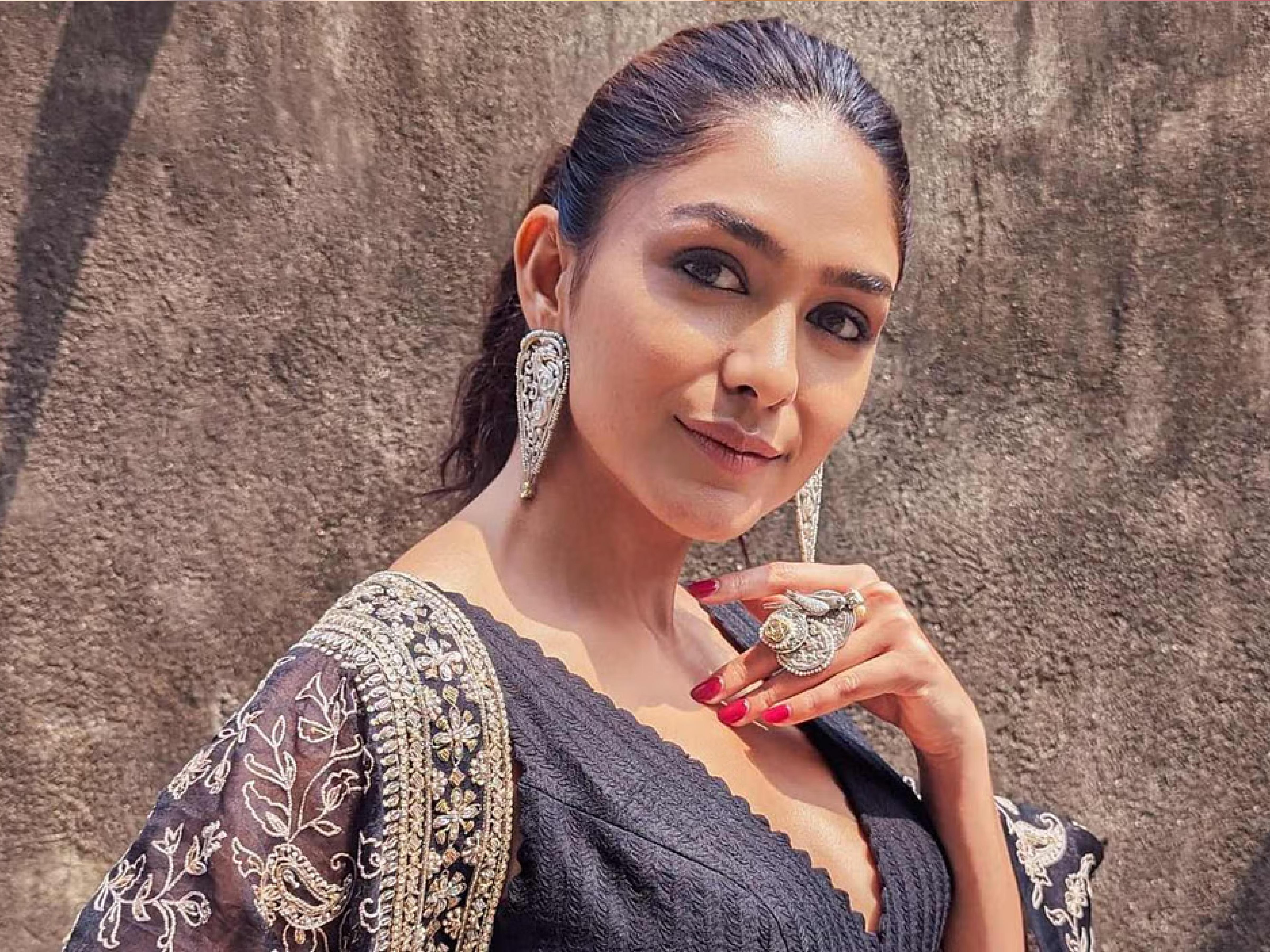 मृणाल ठाकुर का बोल्ड और हॉट फोटोशूट: सेक्सी तस्वीरों से इंटरनेट पर मचाया धमाल, देखें उनका ग्लैमरस अंदाज़ - Photo Gallery