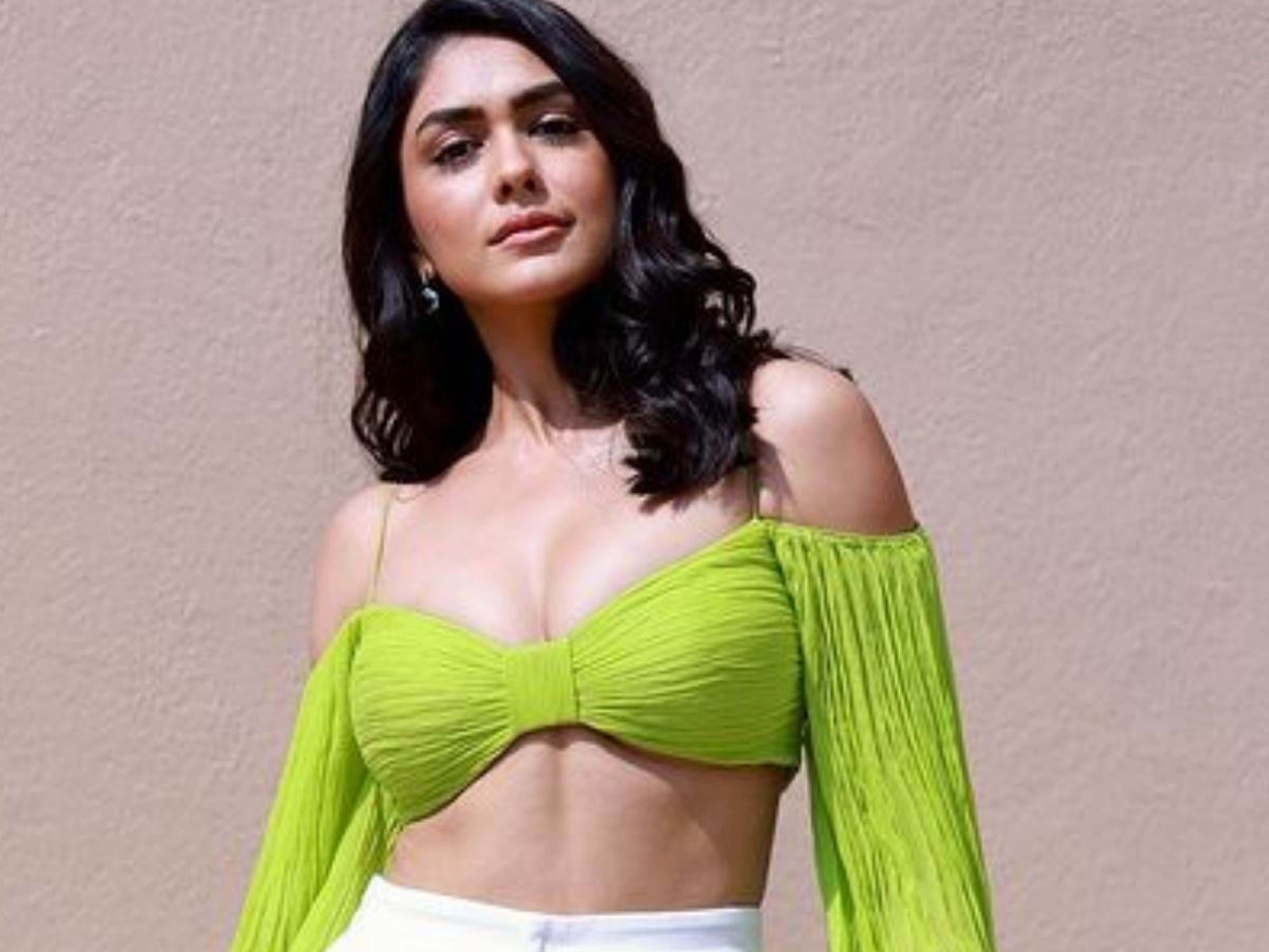 मृणाल ठाकुर का बोल्ड और हॉट फोटोशूट: सेक्सी तस्वीरों से इंटरनेट पर मचाया धमाल, देखें उनका ग्लैमरस अंदाज़ - Photo Gallery