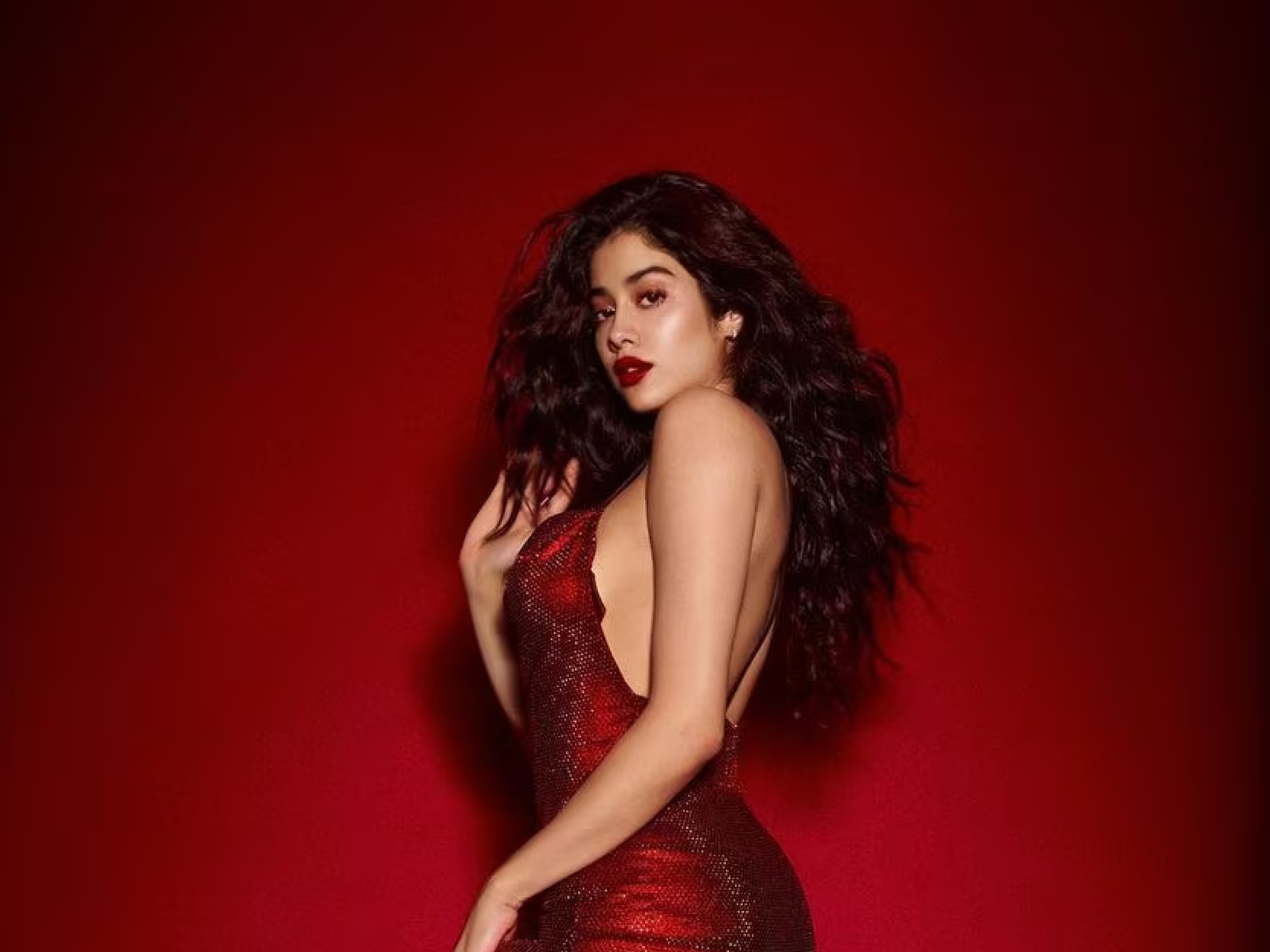 जान्हवी कपूर की हॉट और बोल्ड तस्वीरें: इन सेक्सी लुक्स में जान्हवी ने बिखेरा हुस्न का जादू, देखें शानदार तस्वीरें - Photo Gallery