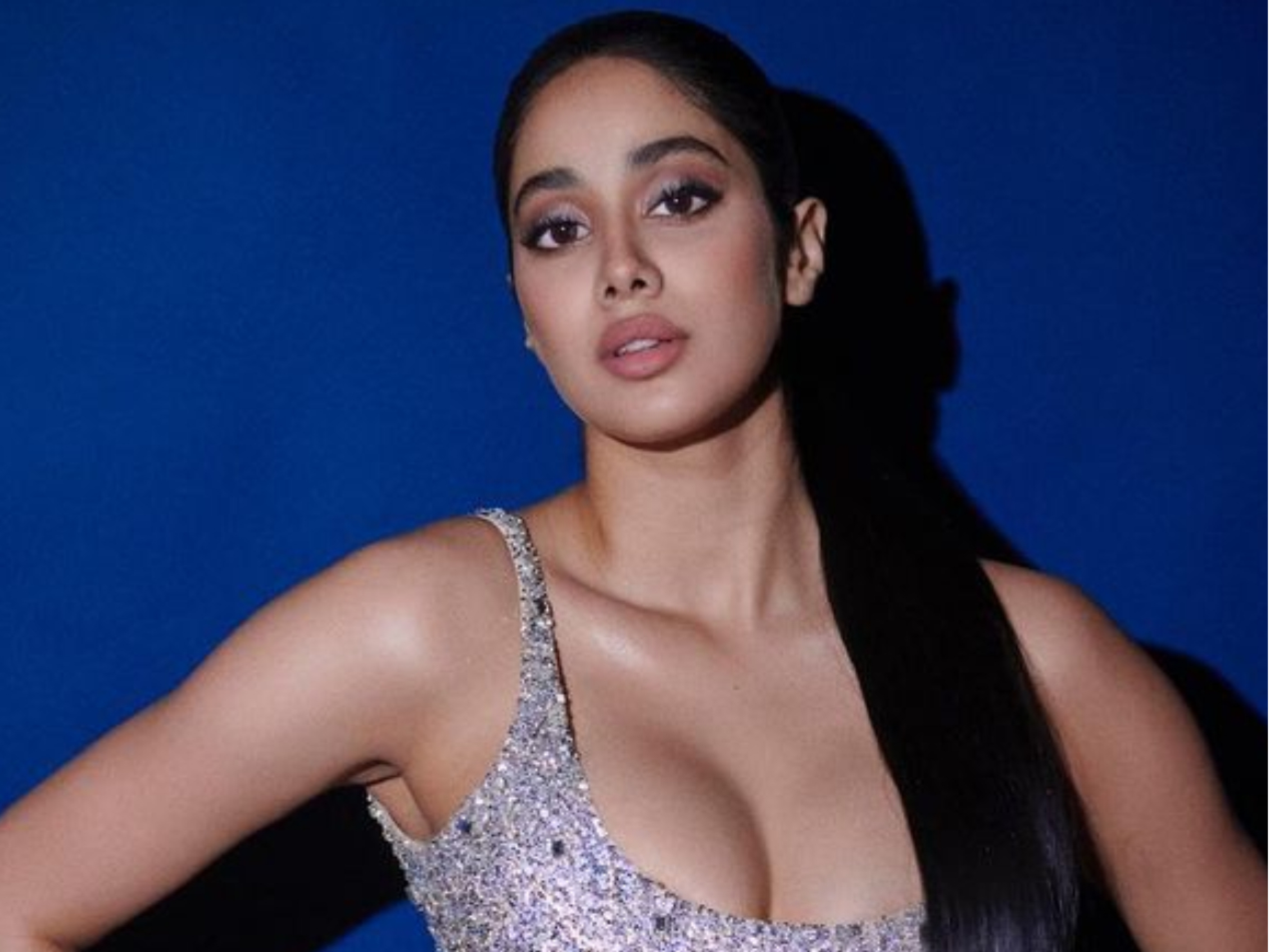 जान्हवी कपूर की हॉट और बोल्ड तस्वीरें: इन सेक्सी लुक्स में जान्हवी ने बिखेरा हुस्न का जादू, देखें शानदार तस्वीरें - Photo Gallery