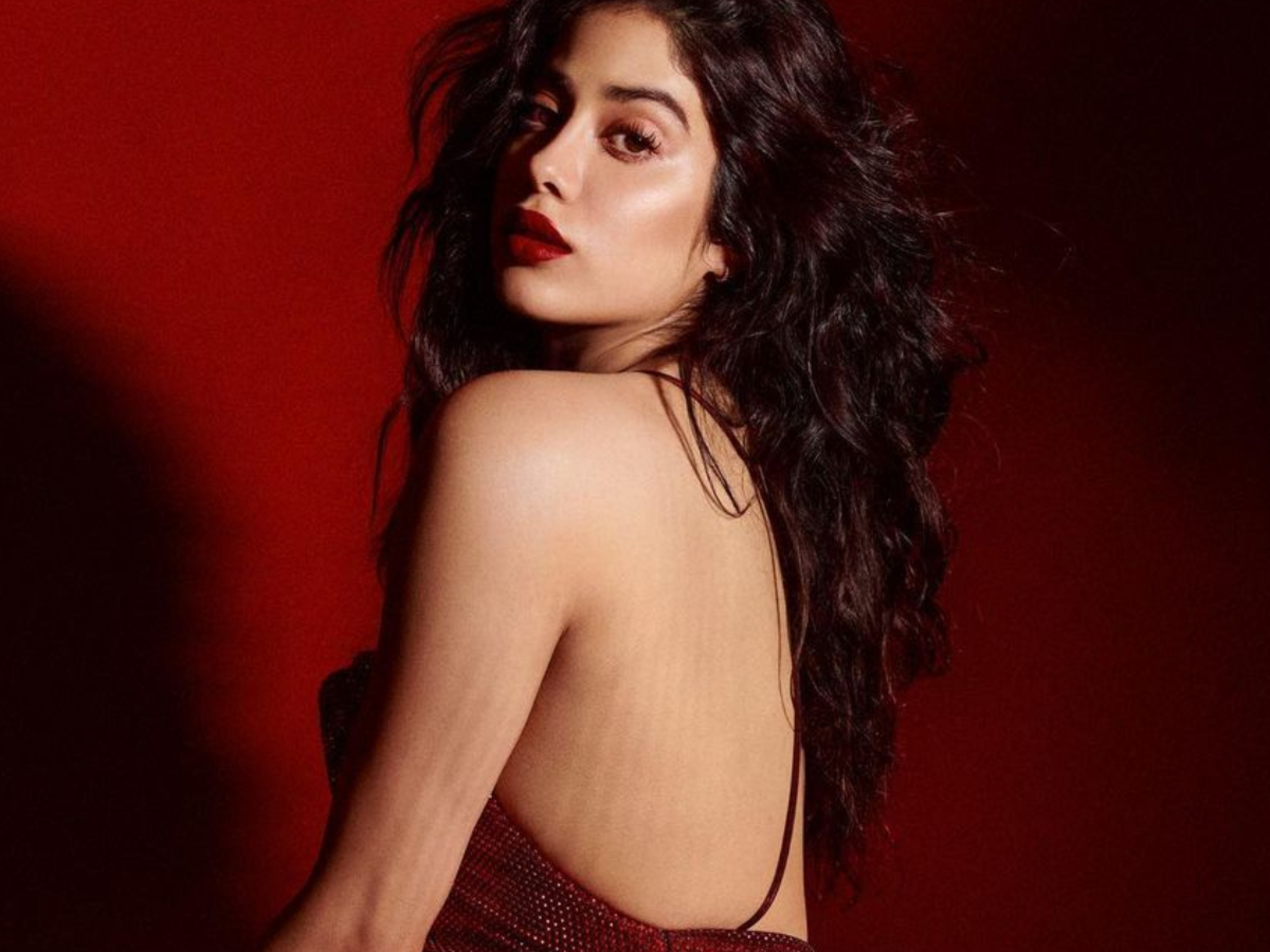 जान्हवी कपूर की हॉट और बोल्ड तस्वीरें: इन सेक्सी लुक्स में जान्हवी ने बिखेरा हुस्न का जादू, देखें शानदार तस्वीरें - Photo Gallery