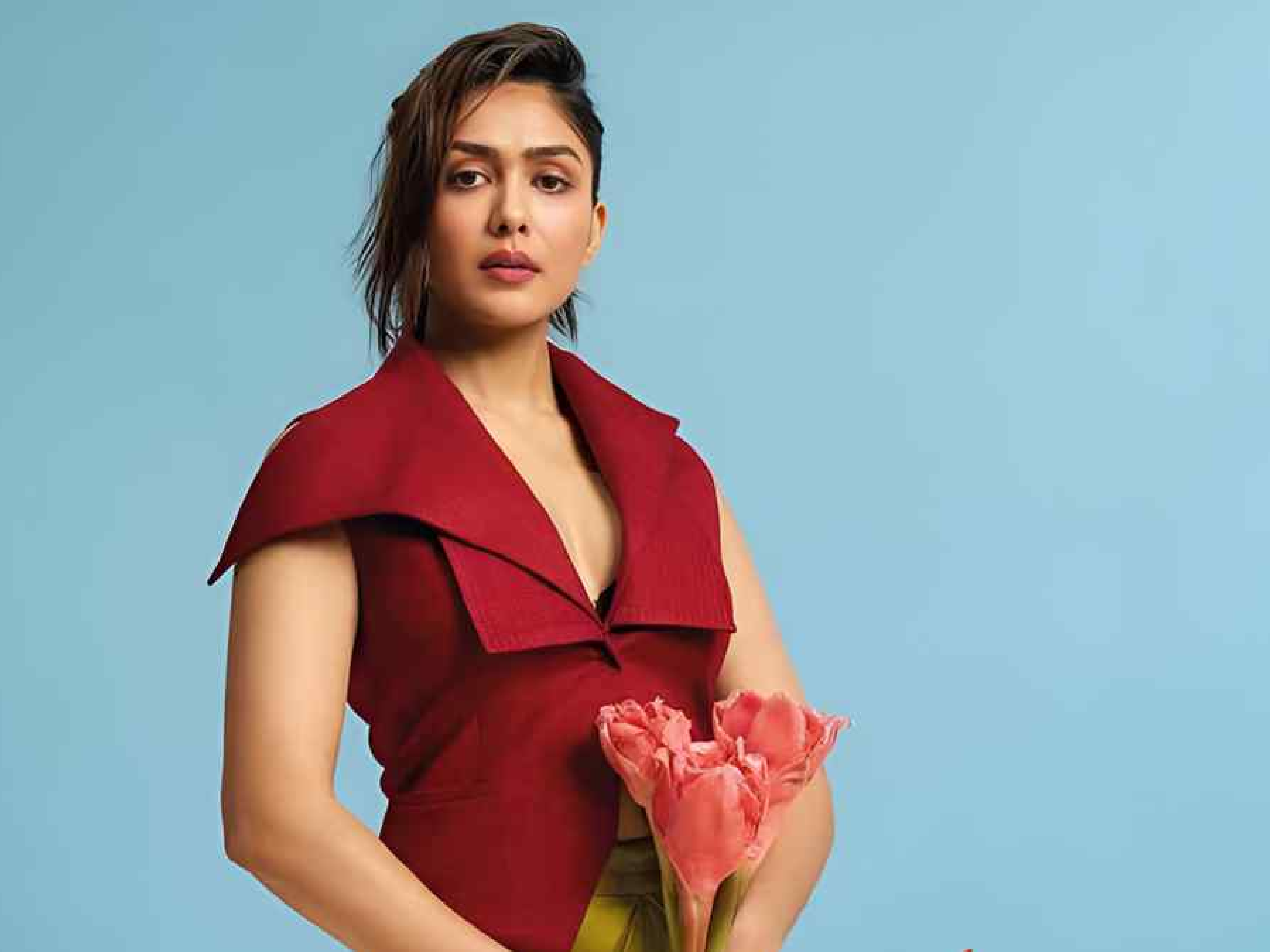 मृणाल ठाकुर का बोल्ड और हॉट फोटोशूट: सेक्सी तस्वीरों से इंटरनेट पर मचाया धमाल, देखें उनका ग्लैमरस अंदाज़ - Photo Gallery