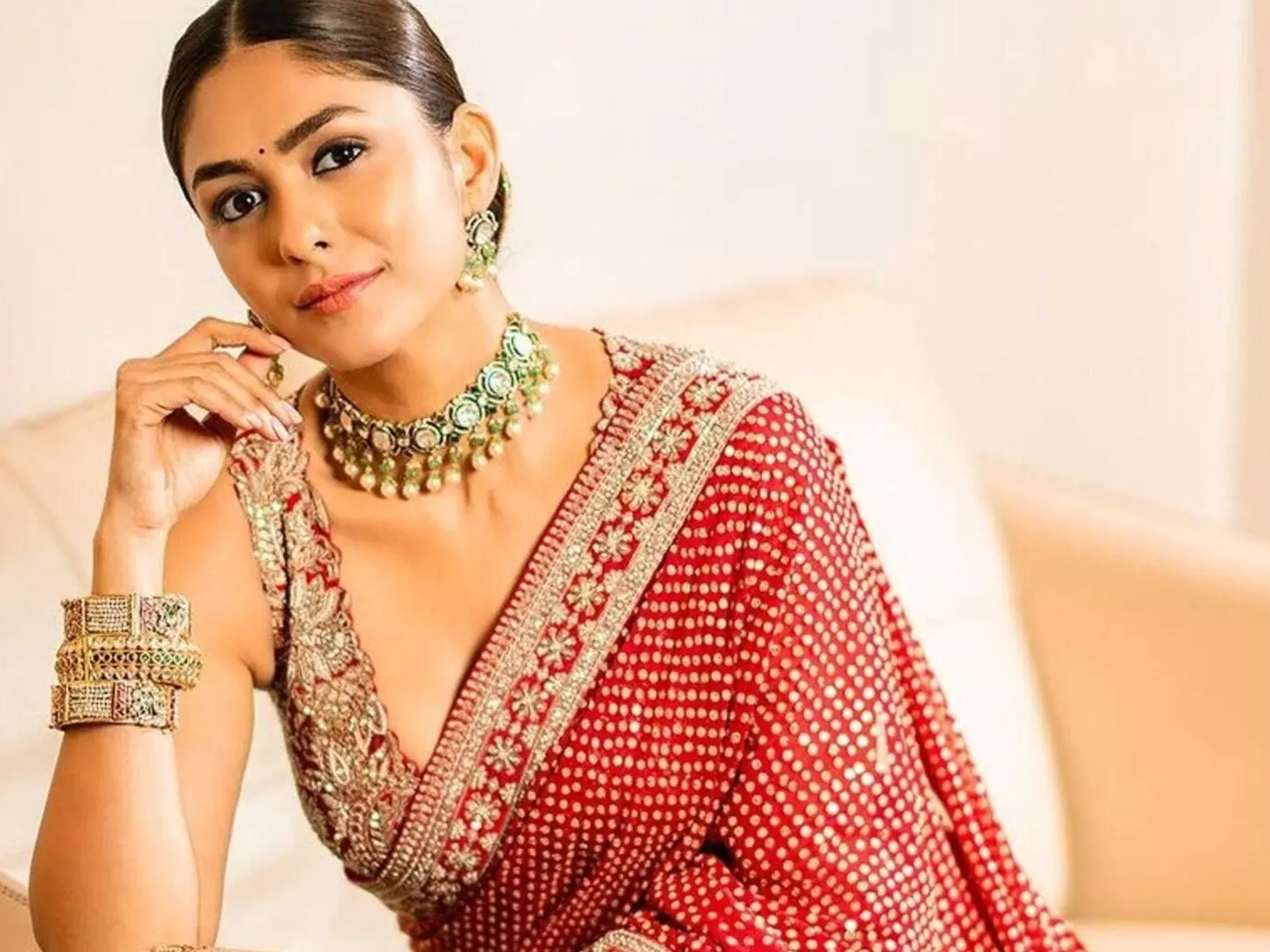 मृणाल ठाकुर का बोल्ड और हॉट फोटोशूट: सेक्सी तस्वीरों से इंटरनेट पर मचाया धमाल, देखें उनका ग्लैमरस अंदाज़ - Photo Gallery