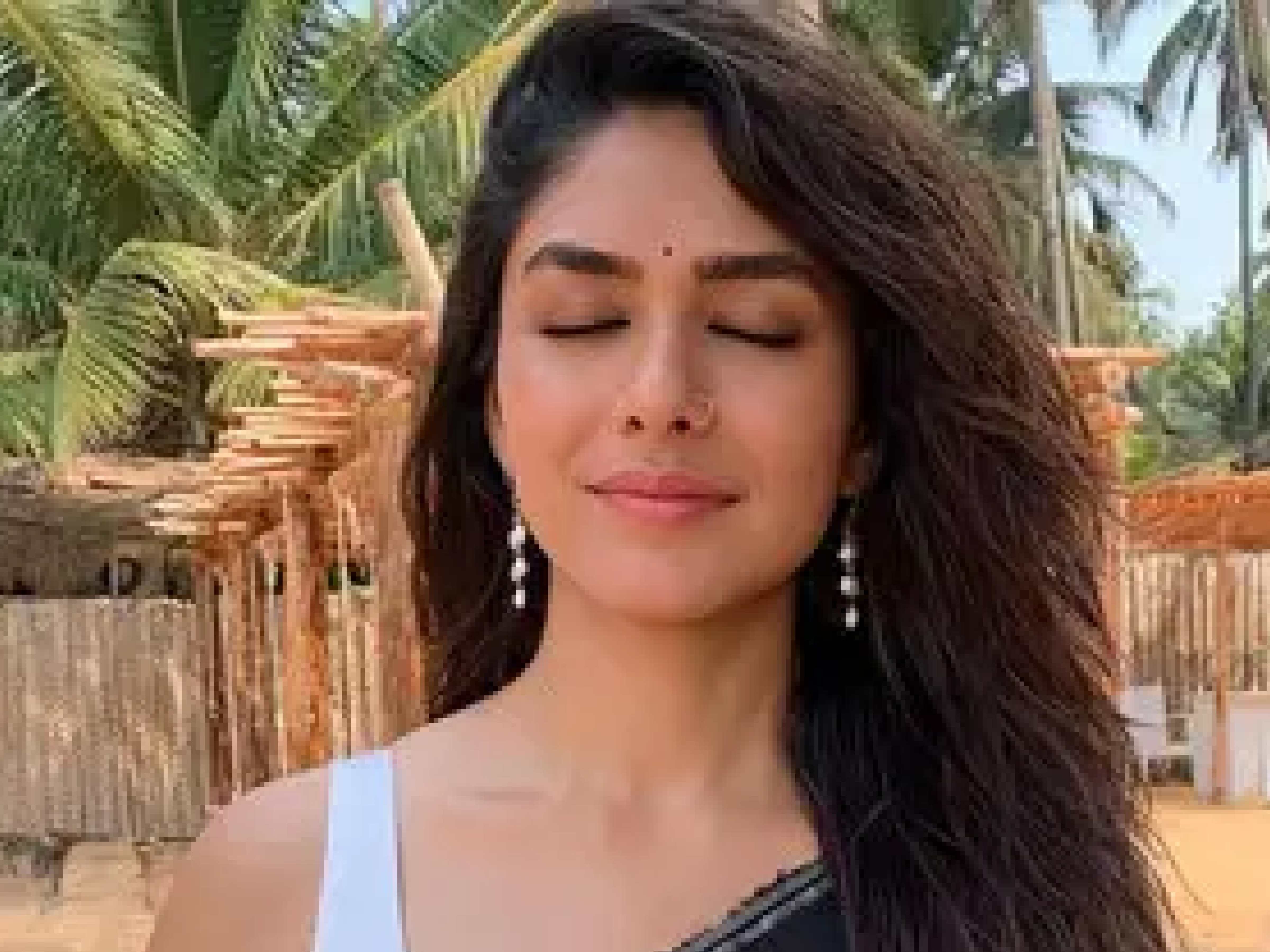 मृणाल ठाकुर का बोल्ड और हॉट फोटोशूट: सेक्सी तस्वीरों से इंटरनेट पर मचाया धमाल, देखें उनका ग्लैमरस अंदाज़ - Photo Gallery