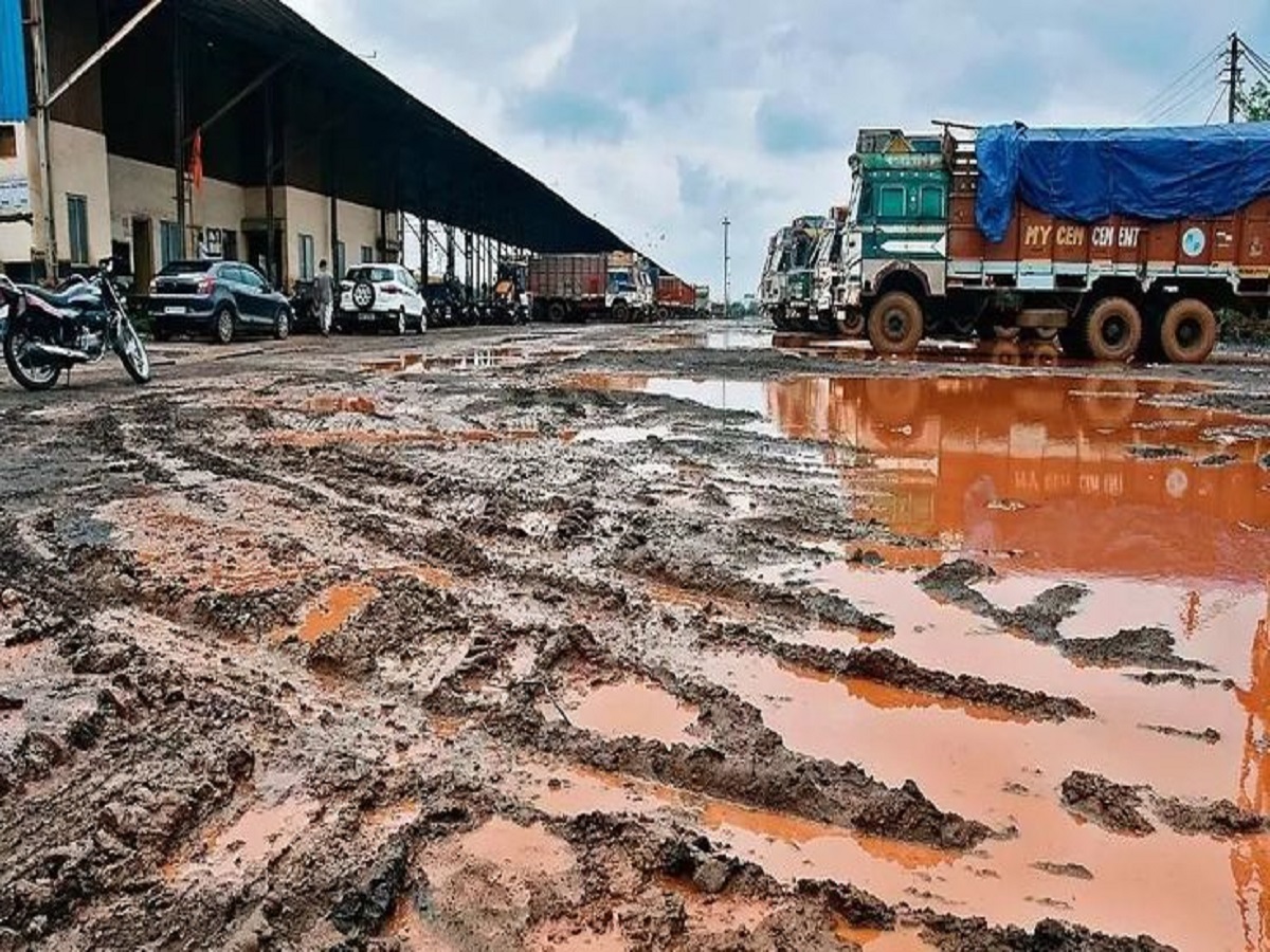 Why do roads crack in rains:क्यूं होते हैं  मानसून के समय भारतीय सड़कों पर गड्ढे - Photo Gallery