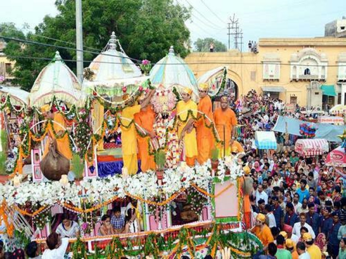 JAGANNATH RATH YATRA: महाकुंभ के बाद अडानी ग्रुप ने पुरी में भी शुरू की प्रसाद सेवा - Photo Gallery