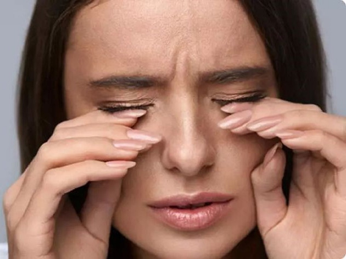 7 Disadvantage Of Lens: अगर आप भी रोज लेंस लगा के रखते हैं तो हो जाइए सावधान,नहीं तो आपको भी जाना पडेगा डॉक्टर  के पास - Photo Gallery