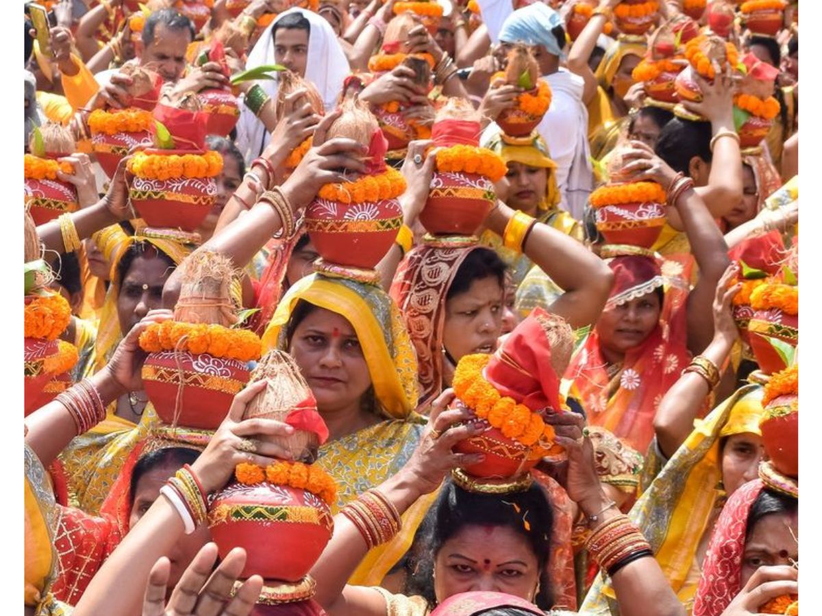 Temple Visit Rituals: मंदिर में प्रवेश से पहले इन 7 बातों का रखें खास ख्याल - Photo Gallery