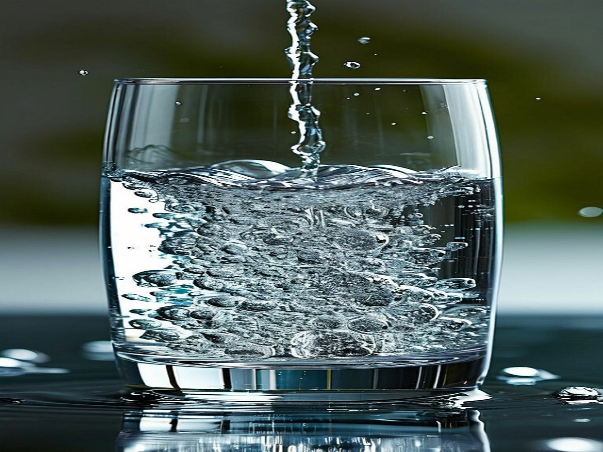 Benefits of drinking water: पानी सिर्फ प्यास बुझाने का माध्यम नहीं यह आपको कई सारी बीमारियों से दूर रखते  हैं। - Photo Gallery