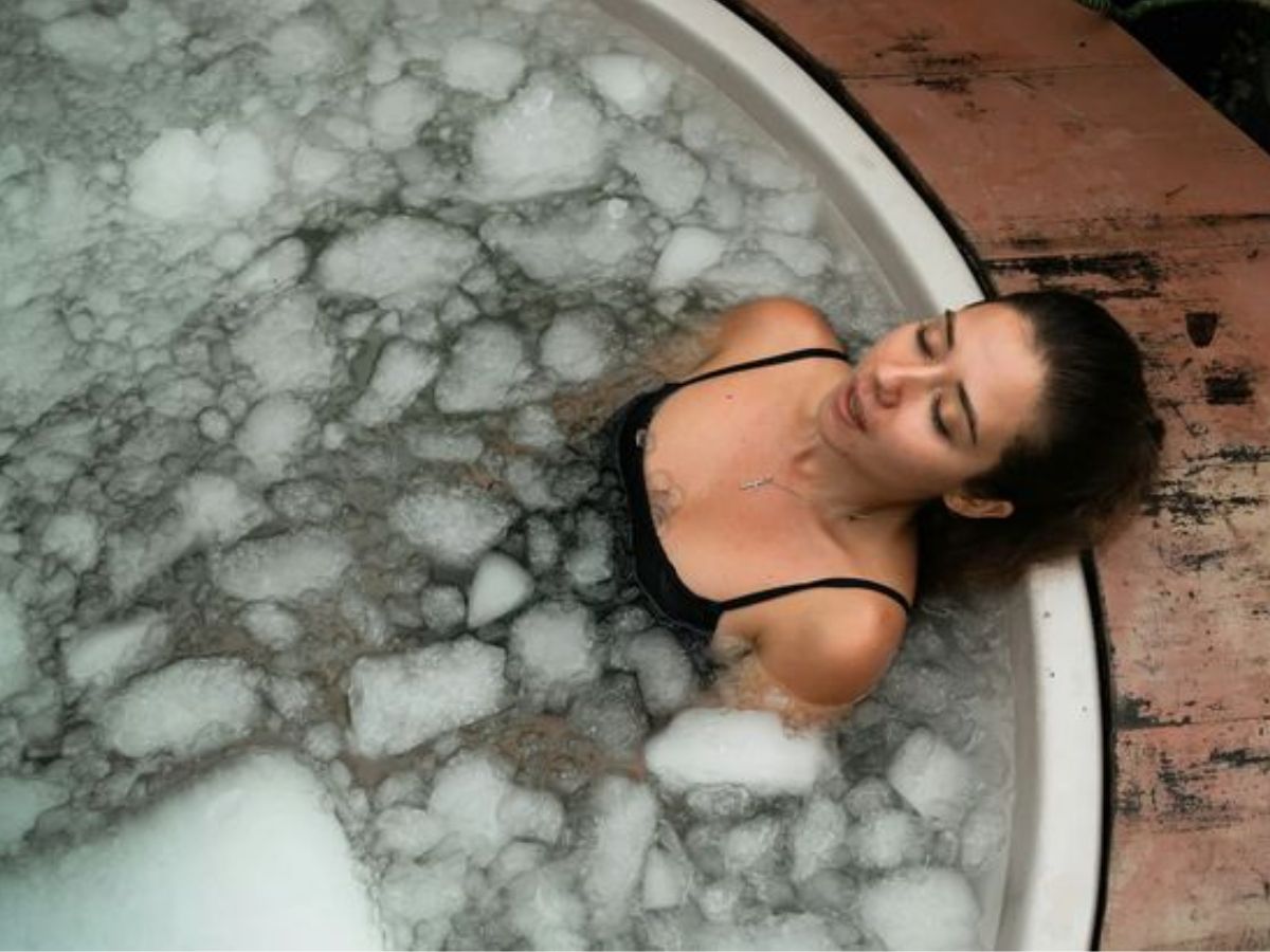 Disadvantages Of Ice Bath: आइस बाथ लेने से पहले आपको भी ये कुछ बातों का पता होना है बेहद जरूरी - Photo Gallery
