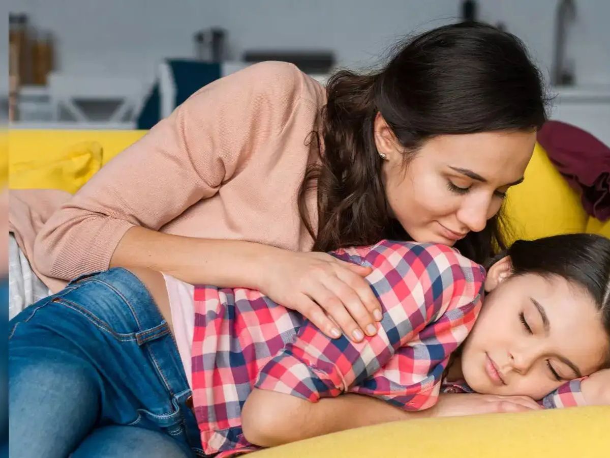 बच्चा हो गया है बड़ा ? तो उसे अपने से दूर ना सुलाए, बल्कि अपने पास सुलाने से मिलेंगे कुछ फायदा। जानिये कौनसे है वो फायदे। - Photo Gallery