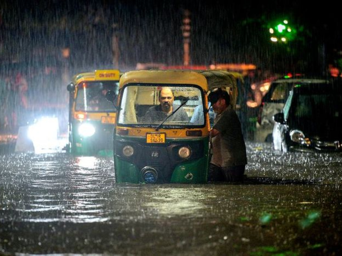 Rajasthan Weather: मानसून के चलते राजस्थान में प्रलय आने की संभावना! भयंकर बारिश देख मौसम विभाग ने दिया रेड अलर्ट - Photo Gallery