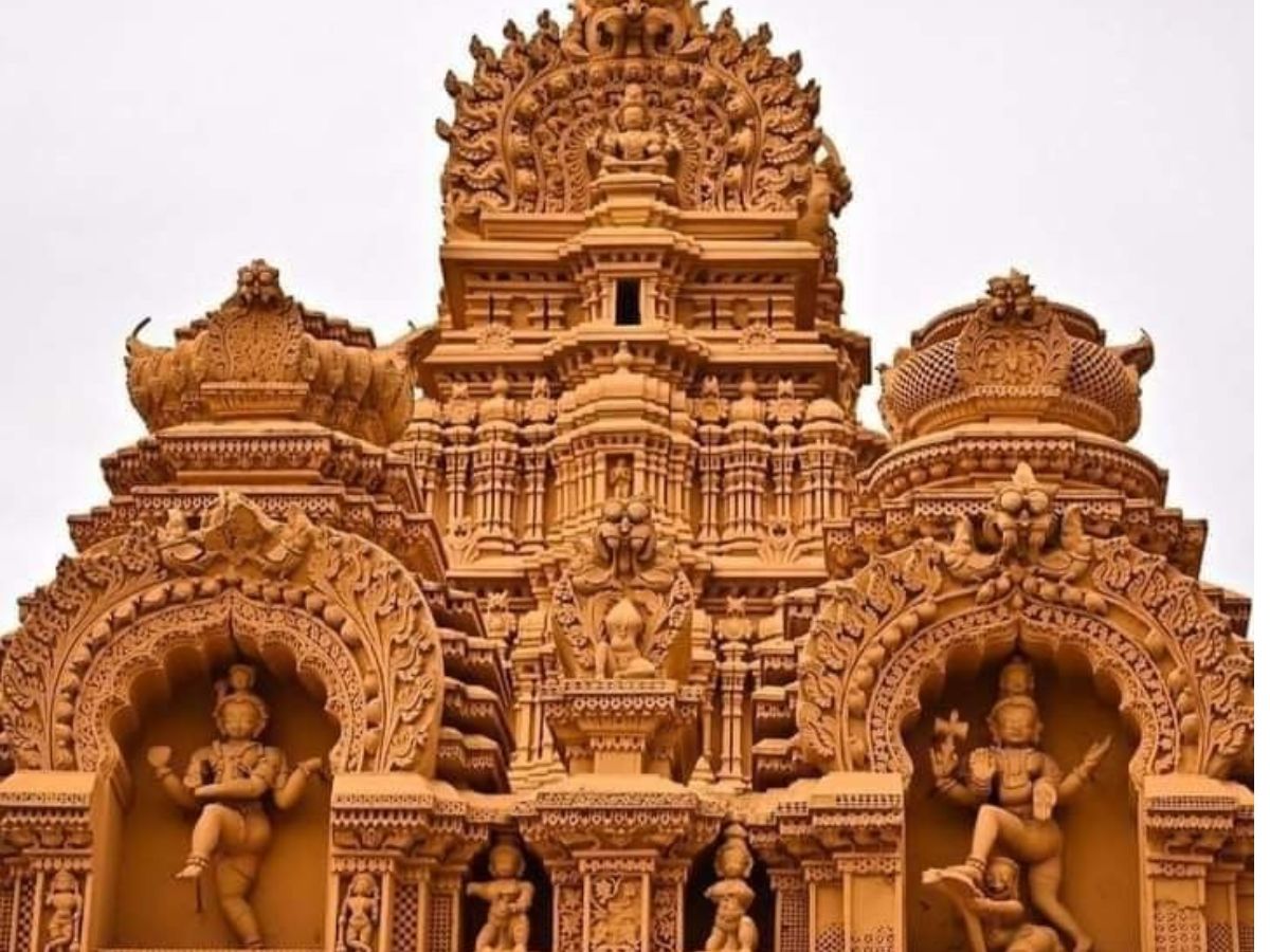 Temple Visit Rituals: मंदिर में प्रवेश से पहले इन 7 बातों का रखें खास ख्याल - Photo Gallery