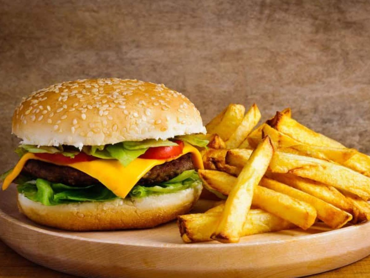 Unhealthy Skin Diet: अगर आप भी रोजाना कर रहे हैं इन फूड्स का सेवन, तो हो सकती है आपकी त्वचा खराब - Photo Gallery