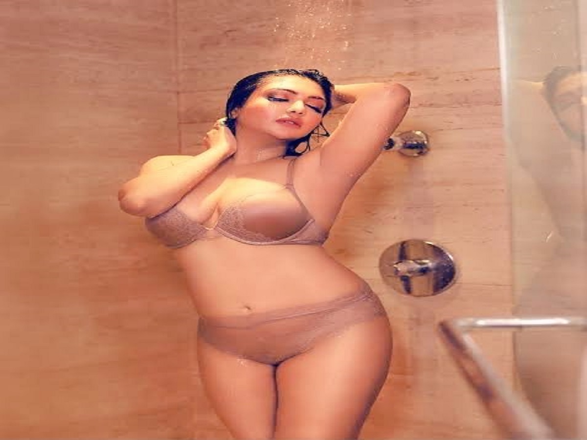 Khushi Mukherjee Bold Pics: सोशल मीडिया पर आग की तरह फैल रही है खुशी मुखर्जी की ये तस्वीरें - Photo Gallery