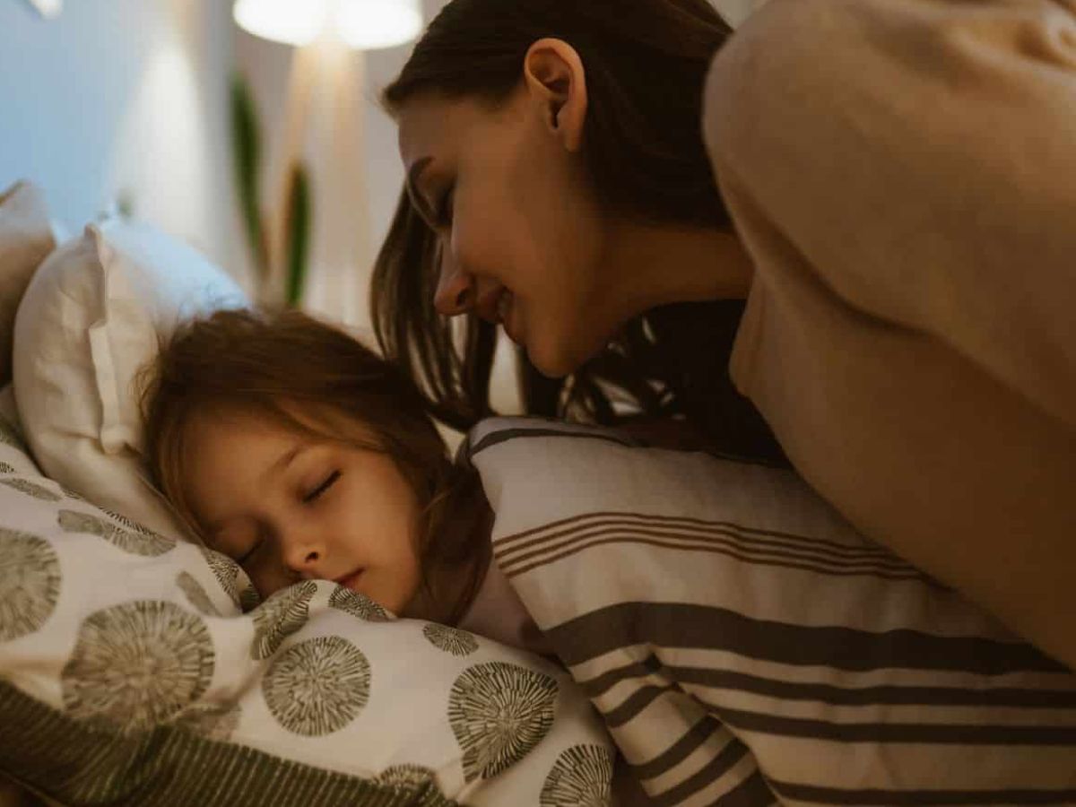 बच्चा हो गया है बड़ा ? तो उसे अपने से दूर ना सुलाए, बल्कि अपने पास सुलाने से मिलेंगे कुछ फायदा। जानिये कौनसे है वो फायदे। - Photo Gallery