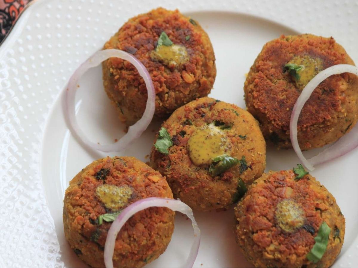 दाल बच गई ? उसे फ़ैके न्ही, उससे बनाये ये आसान और healthy snacks। - Photo Gallery