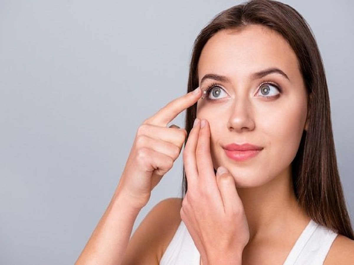 7 Disadvantage Of Lens: अगर आप भी रोज लेंस लगा के रखते हैं तो हो जाइए सावधान,नहीं तो आपको भी जाना पडेगा डॉक्टर  के पास - Photo Gallery