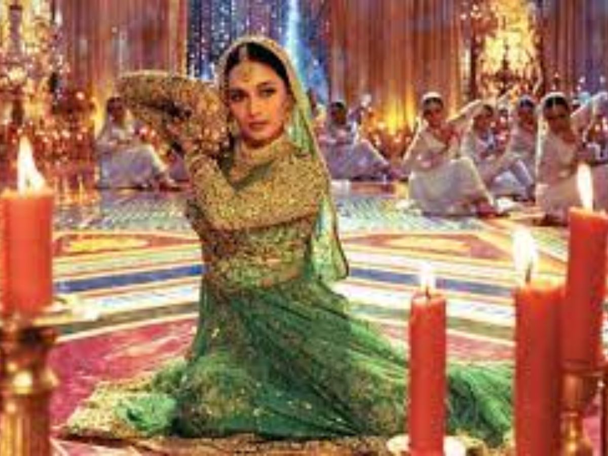 Bollywood expensive outfits: ये है कुछ बॉलीवुड फिल्में जिन में पहनी गई सबसे महंगी कॉस्ट्यूम और ज्वेलरी । - Photo Gallery