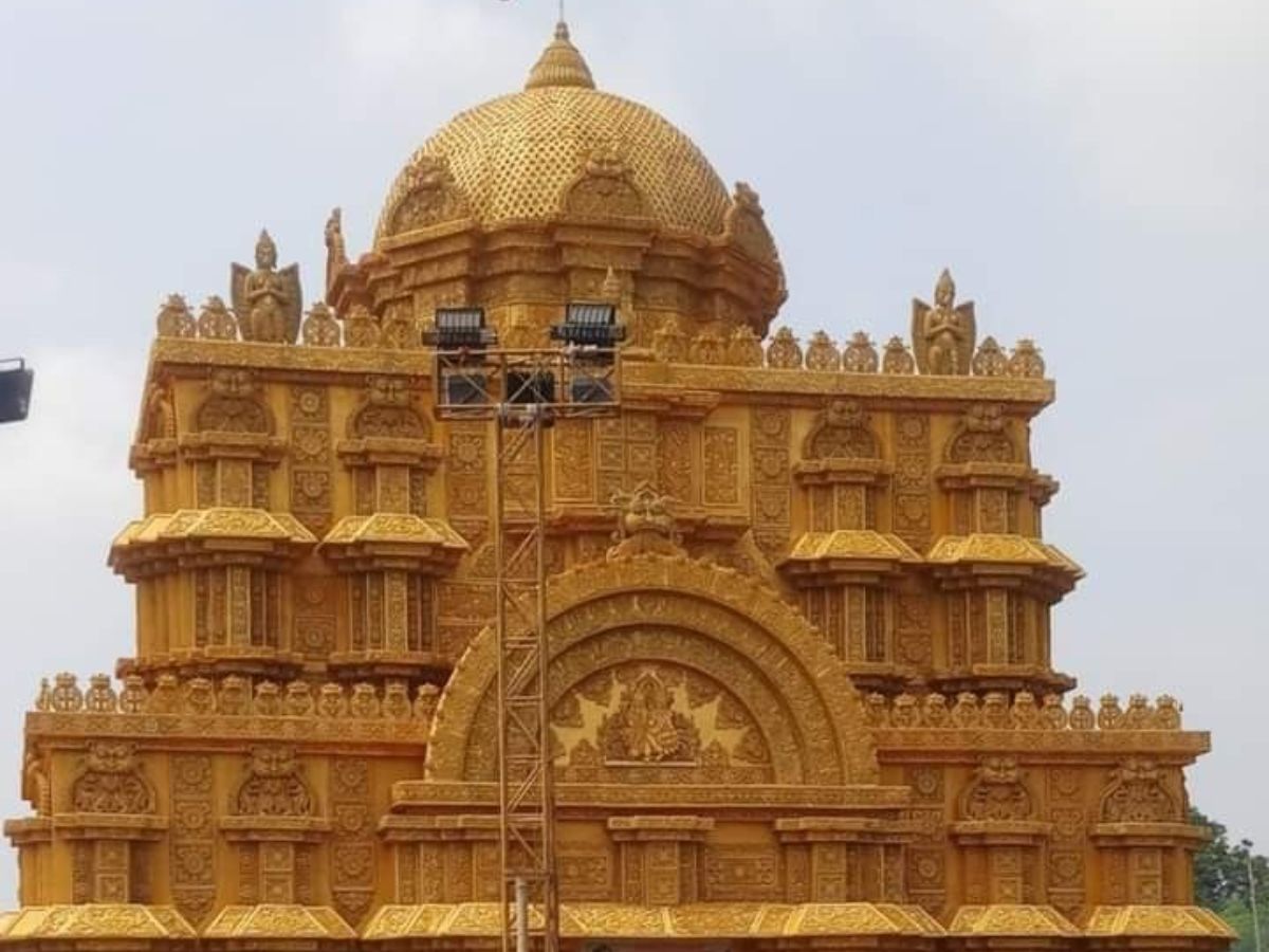 Temple Visit Rituals: मंदिर में प्रवेश से पहले इन 7 बातों का रखें खास ख्याल - Photo Gallery