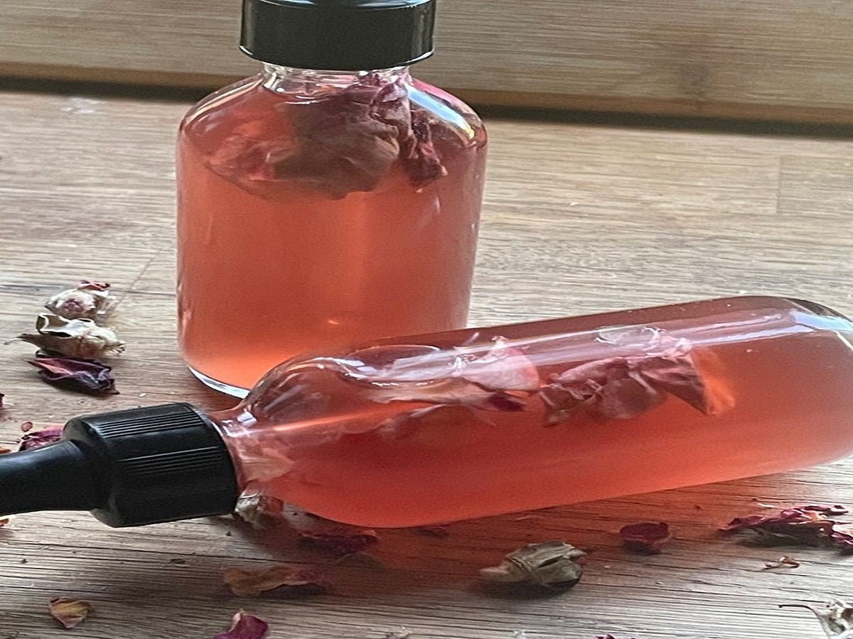 Benefits Of Rose Water: गुलाब जल के अद्भुत फायदे, आइये जानते हैं इनके बारे में - Photo Gallery
