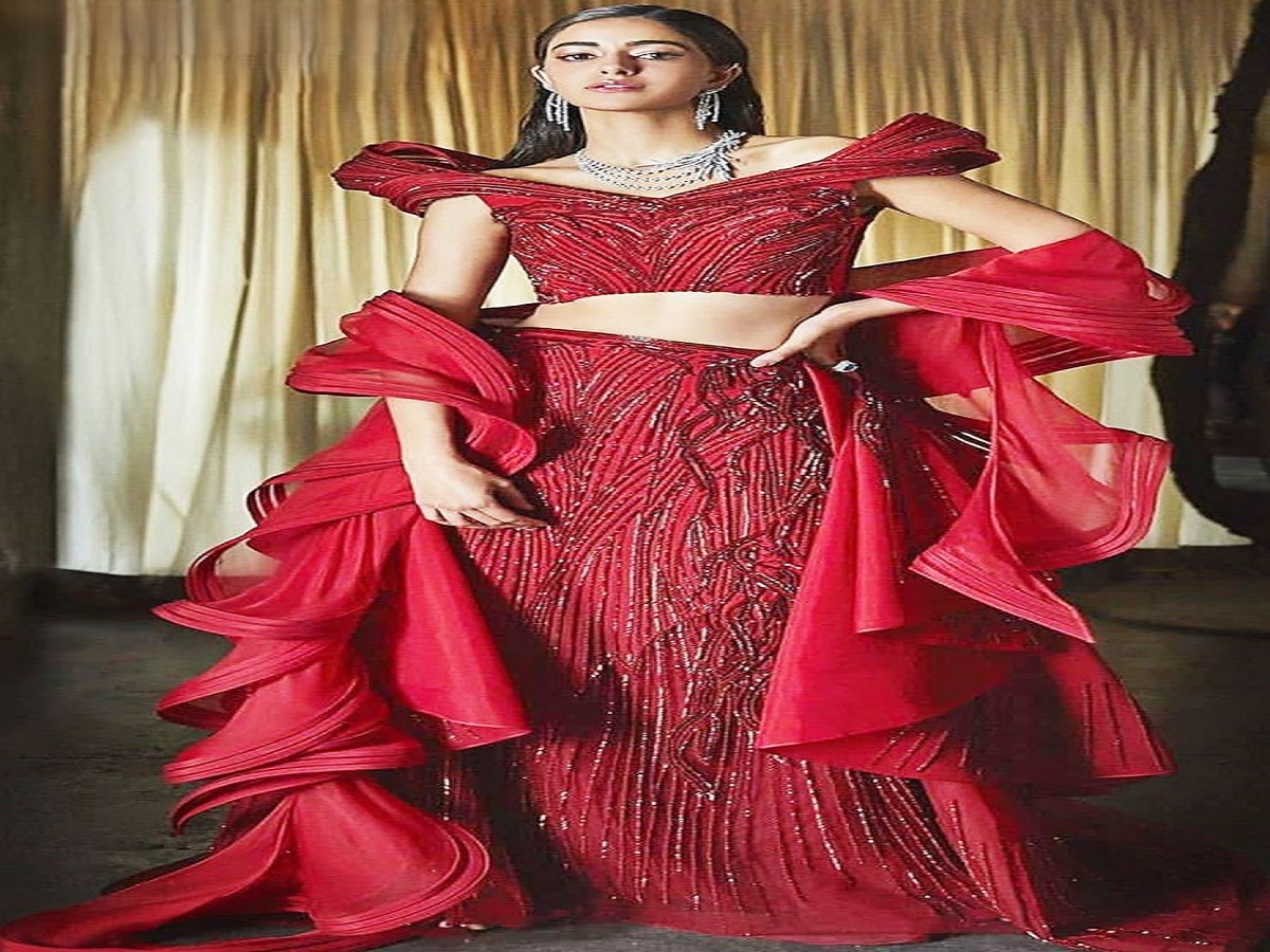 7 Ananya Panday-inspired red date night looks: 7 अनन्या पांडे से प्रेरित रेड डेट नाइट लुक - Photo Gallery