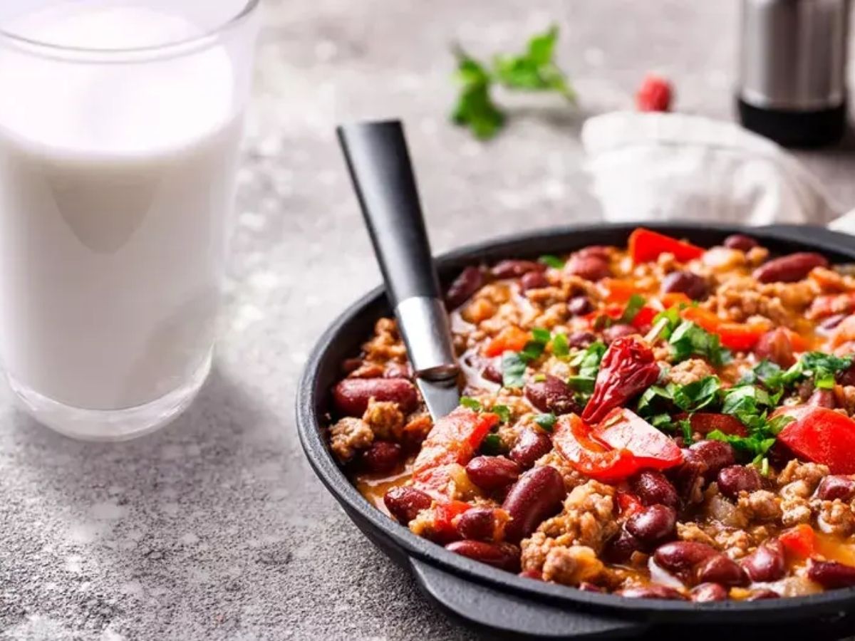 सावधान! दूध के साथ इन चीज़ों का सेवन कर सकता है शरीर को बीमार - Photo Gallery