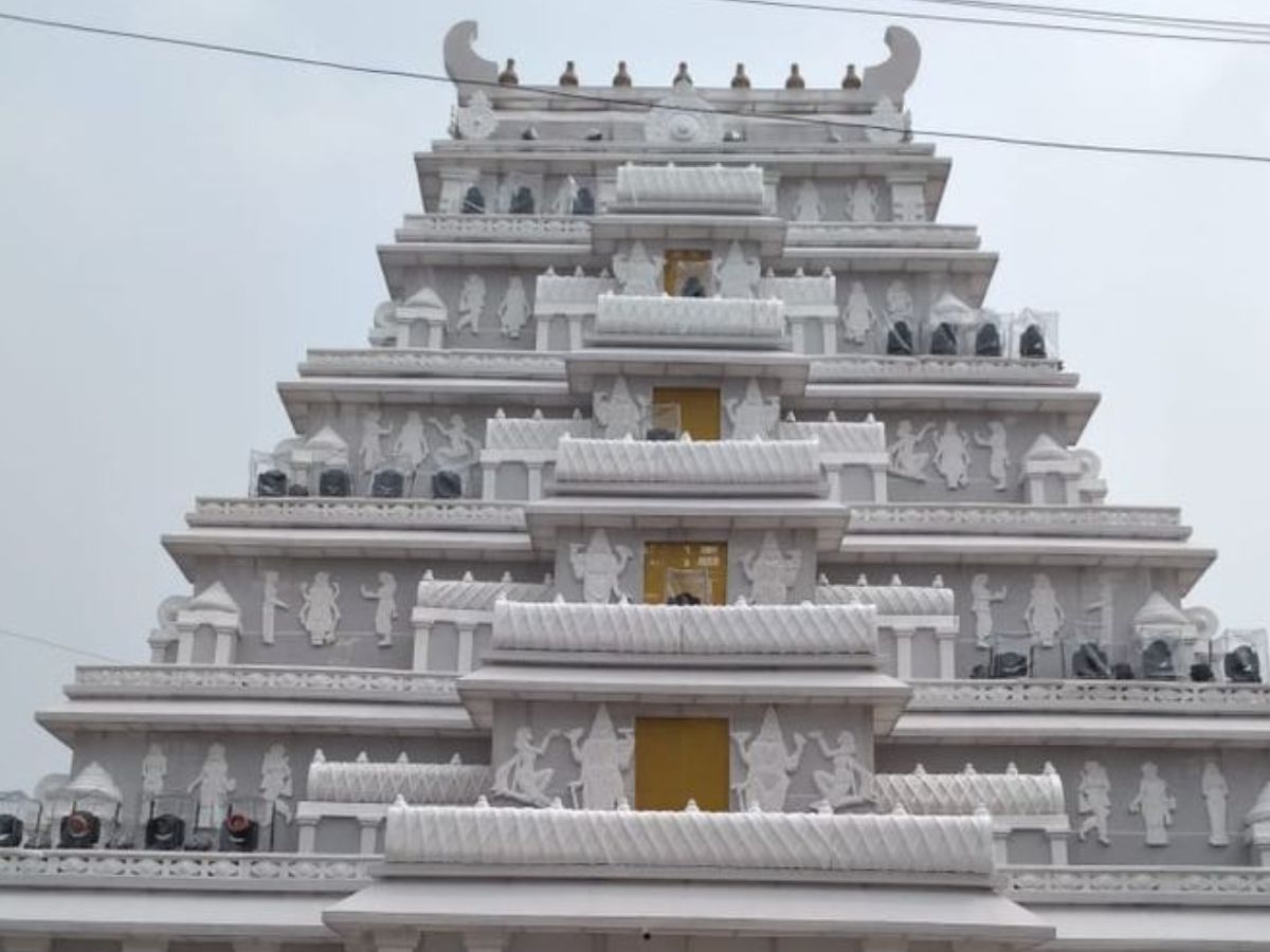 Temple Visit Rituals: मंदिर में प्रवेश से पहले इन 7 बातों का रखें खास ख्याल - Photo Gallery