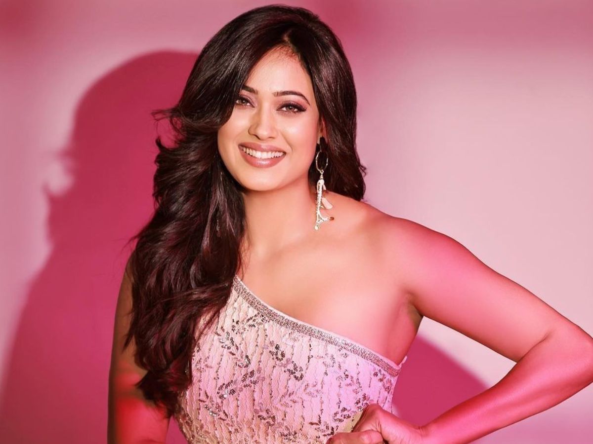 Shweta Tiwari Sikncare Routine: अगर आप भी श्वेता तिवारी जैसी खूबसूरत स्किन पाना चाहते हैं, तो अपना लें ये टिप्स - Photo Gallery