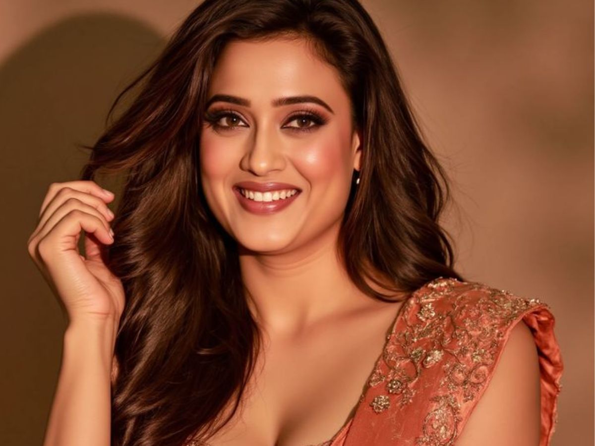 Shweta Tiwari Sikncare Routine: अगर आप भी श्वेता तिवारी जैसी खूबसूरत स्किन पाना चाहते हैं, तो अपना लें ये टिप्स - Photo Gallery