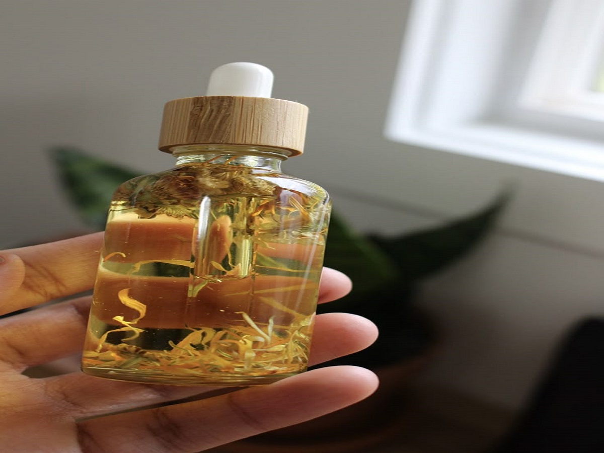 कानों की मैल हटाने के लिए तेल डालना कितना सुरक्षित? जानें एक्सपर्ट्स की राय और घरेलू नुस्खे - Photo Gallery