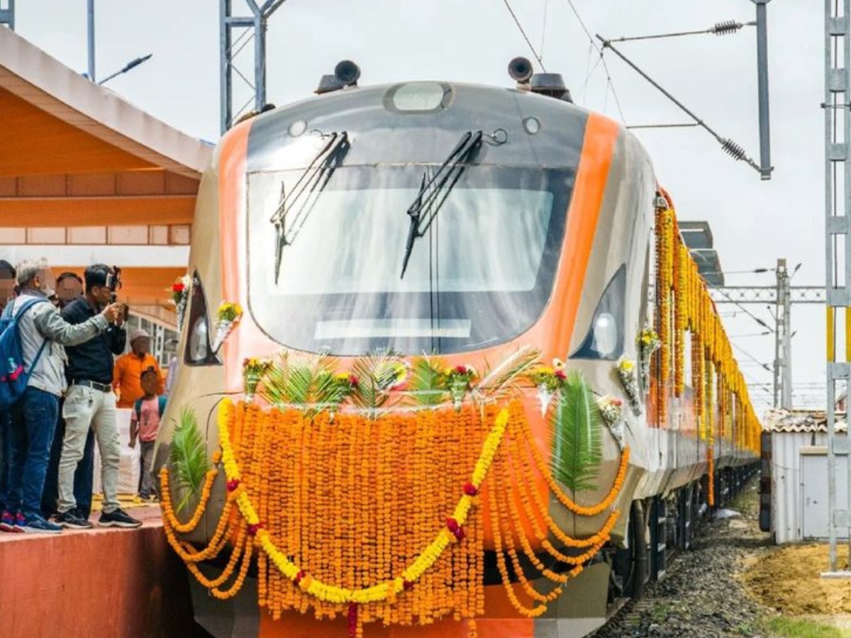 Vande Bharat : आप भी जाने आखिर क्या है वंदे भारत ट्रेन में ऐसा जादू , सुनकर आप भी हो जओगे हैरान - Photo Gallery