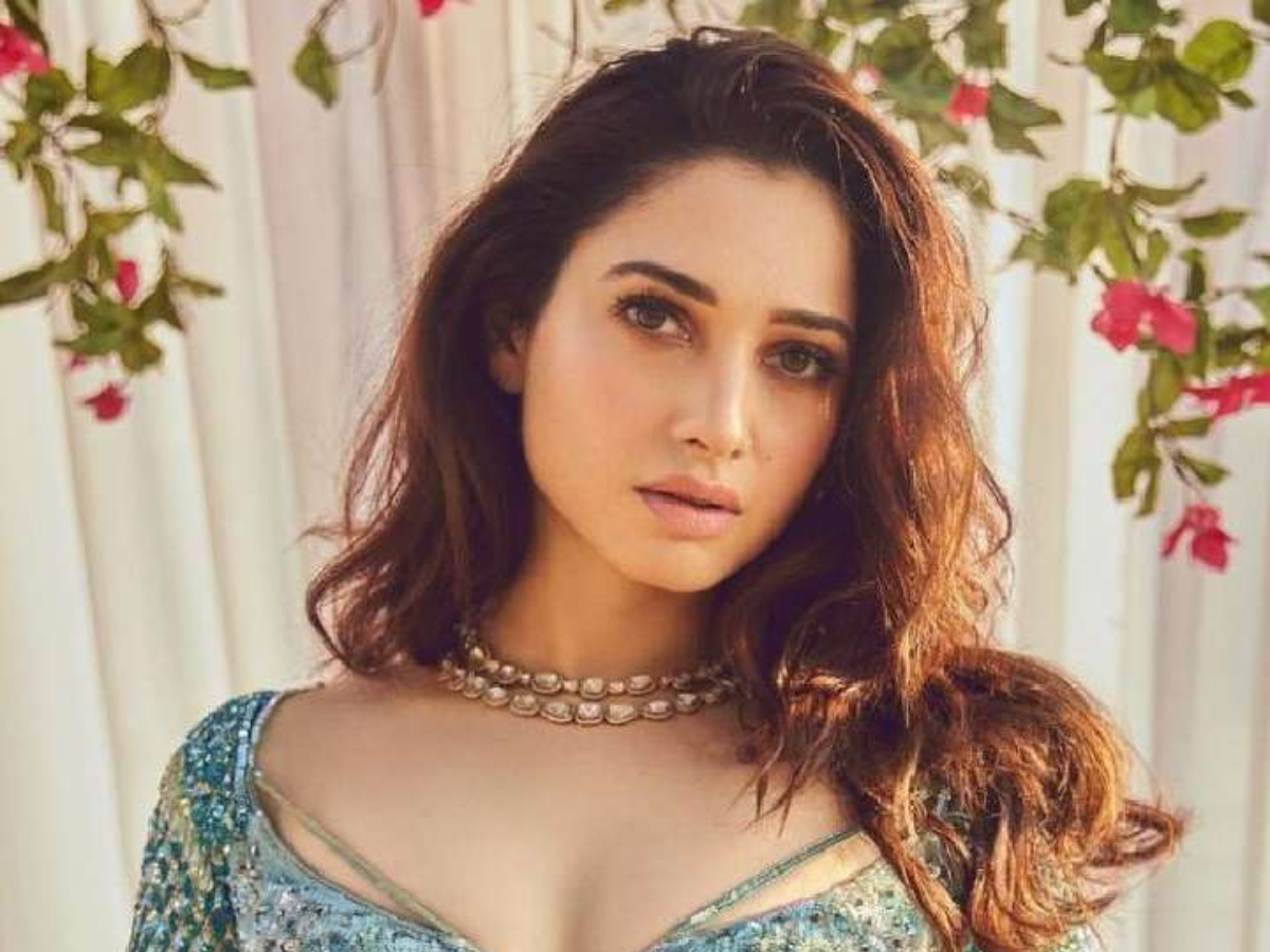 तमन्ना भाटिया का निडर फैशन: उनके सबसे साहसी, लाजवाब ब्लाउज़ लुक की एक यात्रा - Photo Gallery